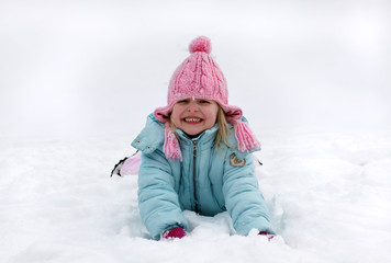 Fototapeta na wymiar Kind im Schnee