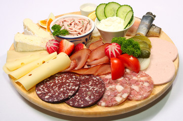 üppige vesperplatte mit wurst,käse,schinken und fisch