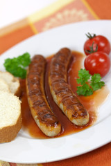 Bratwurst mit Ketchup und Gemüse