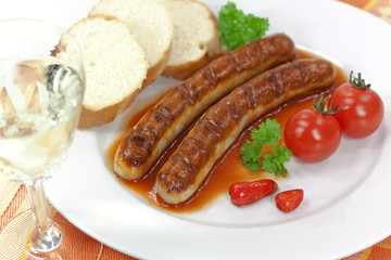 Bratwurst mit Ketchup und Gemüse,Wein
