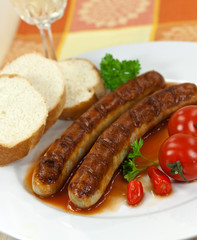 Bratwurst mit Ketchup und Gemüse,Wein