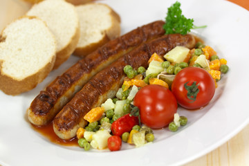 Bratwurst mit Ketchup und Gemüse