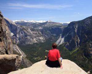 Fototapeta premium Hiker overlooking Yosemite view