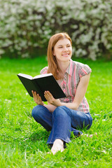 Fototapeta premium Pretty girl reading outdoors