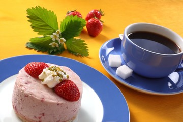 Sonniges Kaffeegedeck mit Erdbeeren