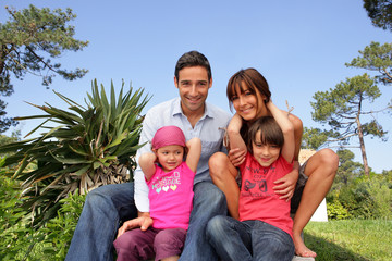 Familia feliz sonriendo en un parque