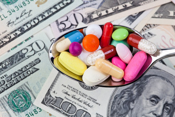 Dollar und Tabletten, Symbol für Gesundheitskosten