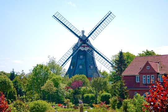 Eine Klassische Windm&uuml;hle auf F&ouml;hr