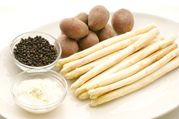 ungeschaelter Spargel mit Kartoffeln, Pfeffer und Sosse