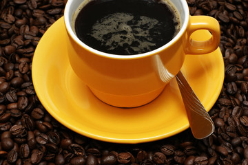 tasse kaffee mit frischen bohnen