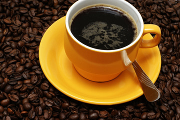 tasse kaffee mit frischen bohnen