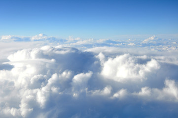 Fototapeta na wymiar Latanie ponad chmurami