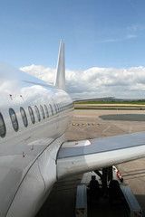 Fototapety  samolot zaparkowany na lotnisku