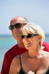 Couple de seniors en vacances &agrave; la mer