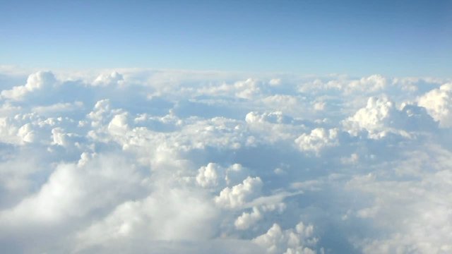 En vol au dessus des nuages - HD