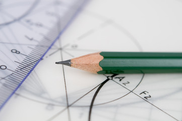Bleistift und Lineal auf Zeichnung einer Kurve