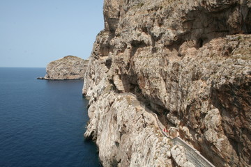 Felswand Escala del Cabirol mit Stufen zur Grotta di Netturno