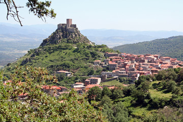 Dorf Burgosmit Burg aus dem 12. Jh. (Sardinien)