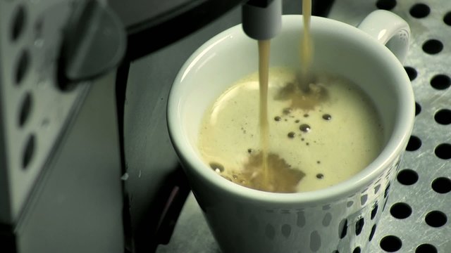 expresso gouttant dans une tasse blanche