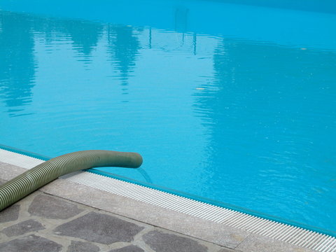 Feeding water into a swimmingpool
