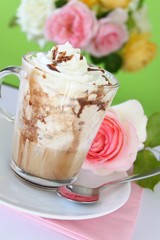 Kaffee mit sahne, schokolade und rosen