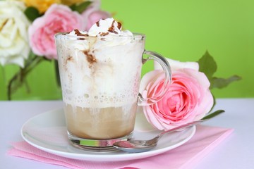 Kaffee mit sahne, schokolade und rosen