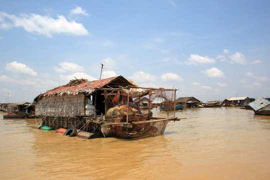 Village flottant sur le lac Tonle Sap
