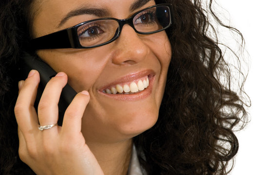 Femme brune à lunettes noires au téléphone