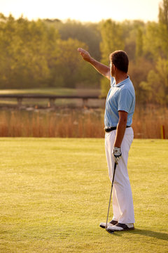 Golfspieler mit Blick Richtung Sonne