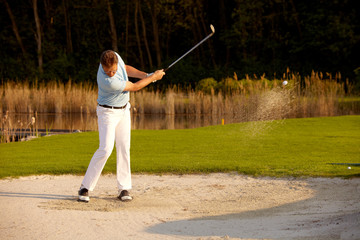 Golfer im Bunker in Aktion