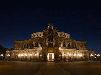 Obraz premium Semperoper Dresden bei Nacht