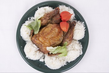 Brathuhn und Reis auf grünem Teller