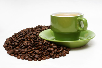 tasse kaffee mit frischen bohnen
