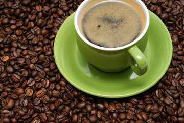 tasse kaffee mit frischen bohnen