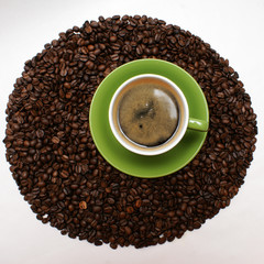 tasse kaffee mit frischen bohnen
