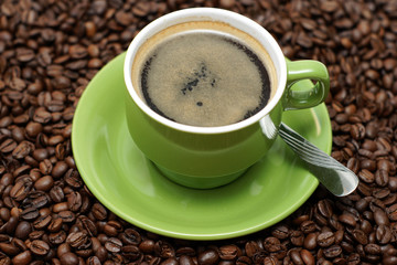 tasse kaffee mit frischen bohnen