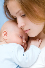 Obraz na płótnie Canvas Piękne dziecko z trzech miesięcy, w jego matki ręce.