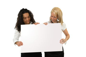 2 femmes portant un panneau blanc