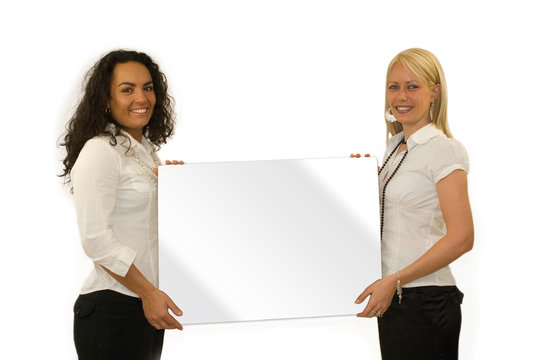 2 femmes portant un panneau blanc