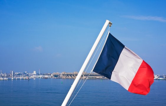 Drapeau fran&ccedil;ais au vent marin