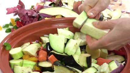 couper les aubergines au dessus du plat 3