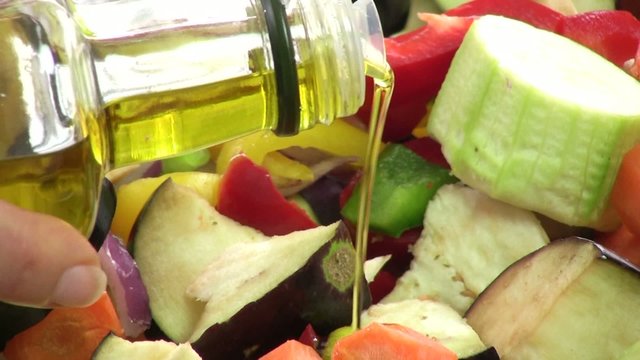 verser l'huile d'olive sur les légumes