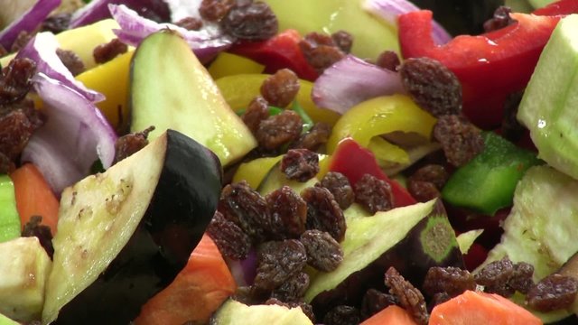 mettre les raisins secs dans le tajine 2
