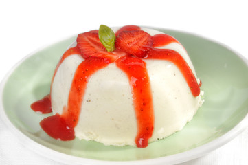 Sahnepudding mit Erdbeersoße