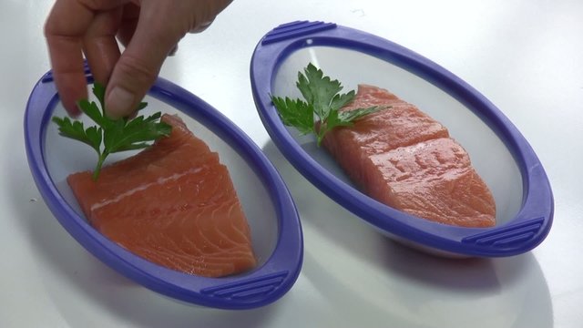 disposer le persil sur les papillotes de saumon