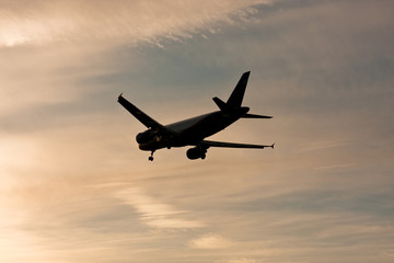 Fototapeta na wymiar Samolot będzie lądował na lotnisku. Wieczorem niebo.
