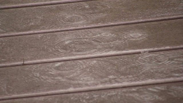 pluie sur la terrasse en bois