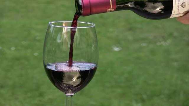 servir un verre de vin rouge