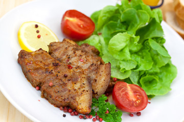 Bauchspeck vom Spanferkel-mariniert,gegrillt