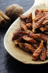 Peperoncino secco , noce moscata e cannella